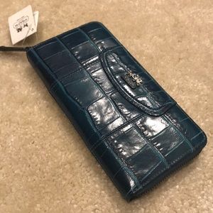 Stunning new/never used Coach wallet.